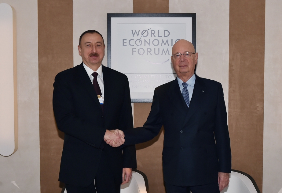 الرئيس إلهام علييف يلتقي مع رئيس المنتدى الاقتصادي العالمي