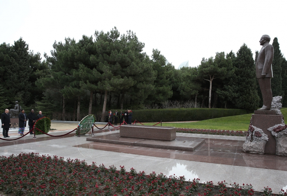 Gabonese delegation pays respect to national leader Heydar Aliyev and Azerbaijani heroes