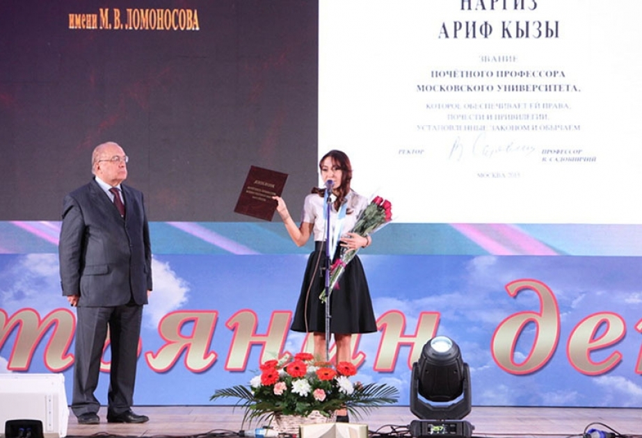 Narguiz Pachayeva reçois le Diplôme du professeur d’honneur de l’Université d’Etat de Moscou VIDEO