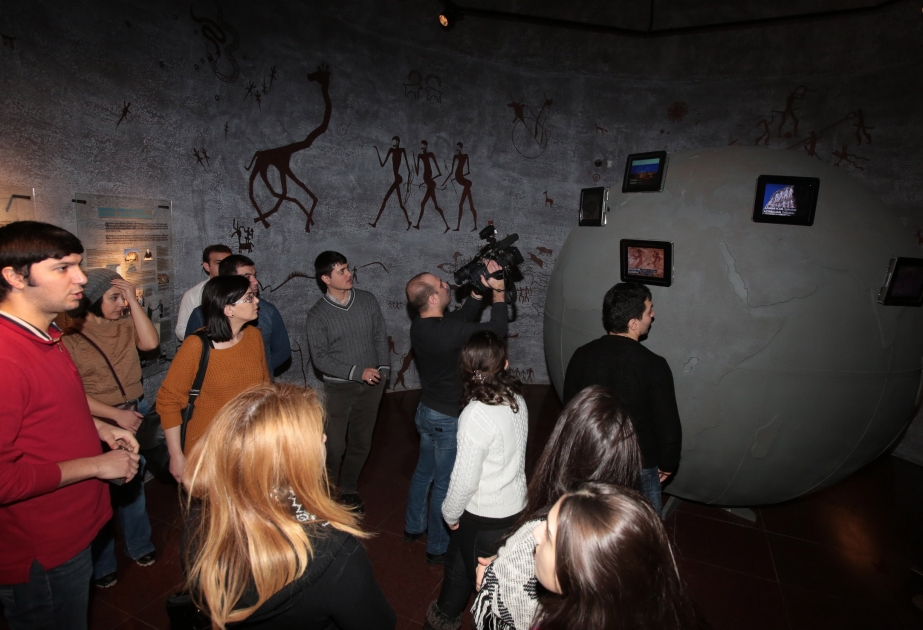 Un groupe de jeunes journalistes de l’AzerTAc a visité la Réserve nationale historique et artistique de Goboustan VIDEO