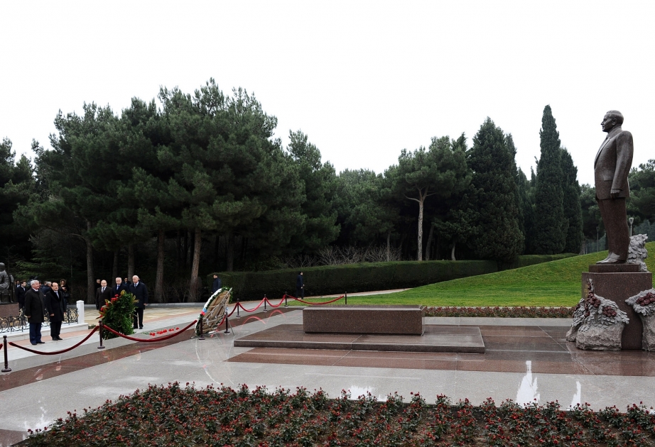白俄罗斯代表团拜谒了我国全民领袖盖达尔•阿利耶夫的陵墓和烈士墓