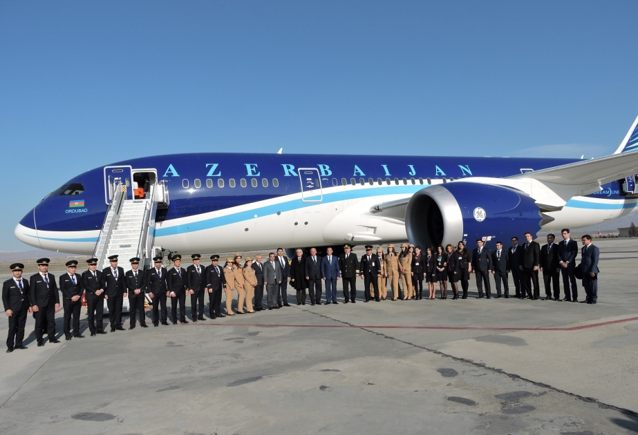 Le Boeing 787-8 d’Air Azerbaïdjan effectue son premier vol VIDEO