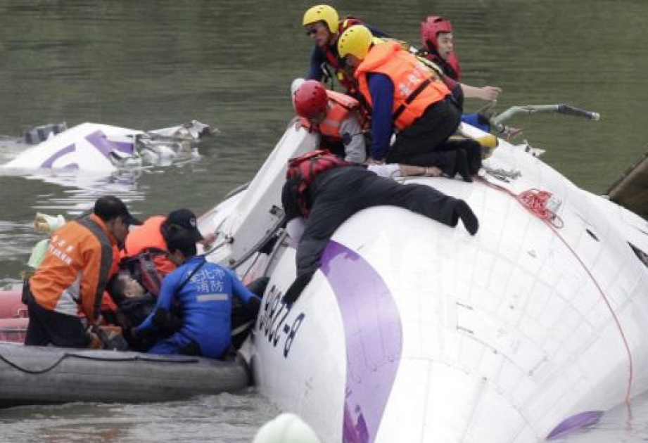 Abgestürztes Flugzeug in Taipeh: Von den 58 Menschen an Bord werden15 gerettet