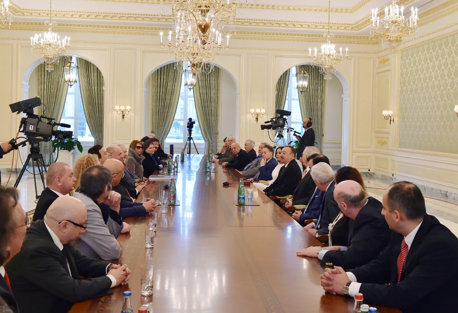 Empfang von einer Gruppe von bekannten Künstlern und Kulturschaffenden von verschiedenen Ländern durch Aserbaidschans Präsident Ilham Aliyev VIDEO