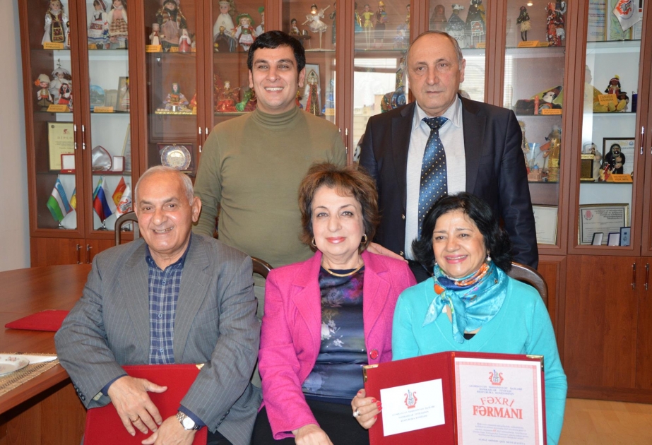 Gənc Tamaşaçılar Teatrının aktyorları mükafatlandırılıb