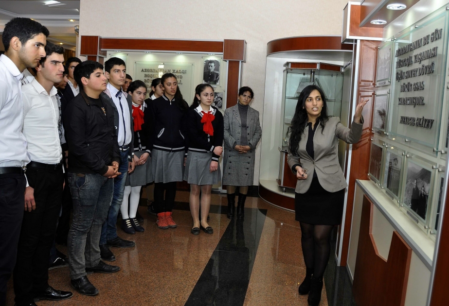 На открытом уроке рассказывалось о бесценных заслугах великого лидера в социально-экономическом развитии Азербайджана