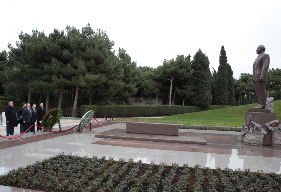 Russian delegation pays respect to national leader Heydar Aliyev and Azerbaijani heroes