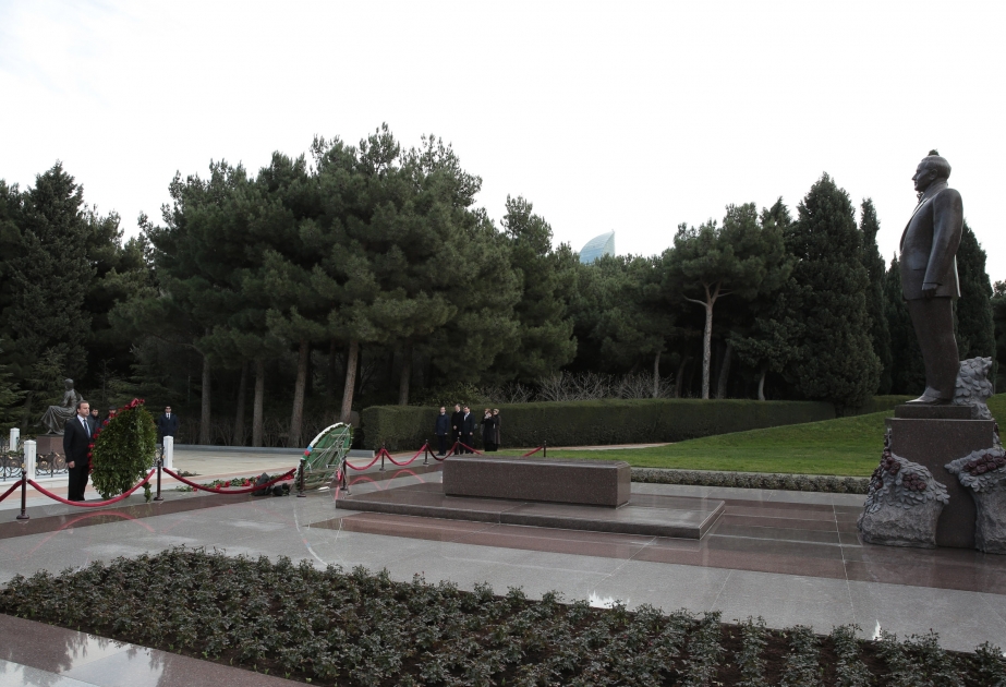 Le vice-premier ministre russe visite la tombe du leader national Heydar Aliyev et l’Allée des Patriotes