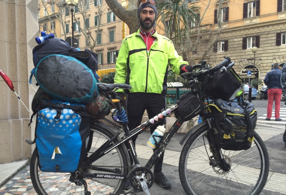 Azerbaijani traveler-cyclist reaches Italy cycling 17 thousands km VIDEO
