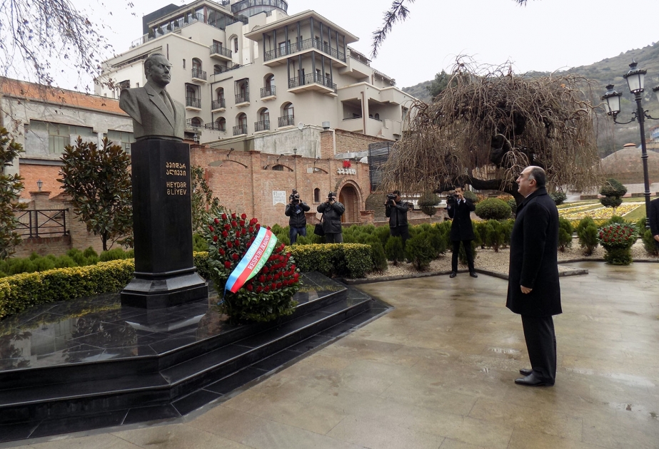 وفد أذربيجاني يزور تمثال الزعيم القومي حيدر علييف في جورجيا