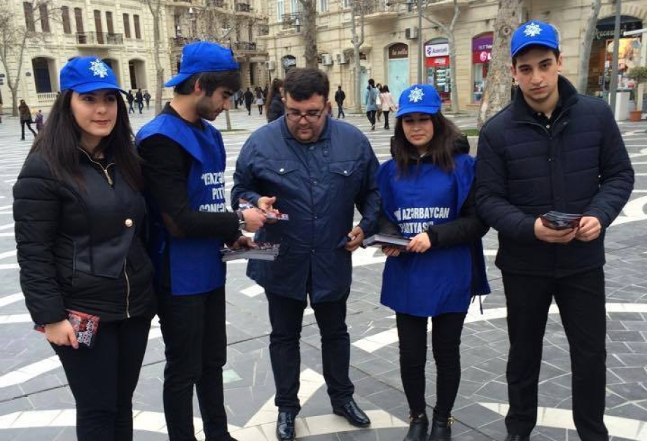 YAP Gənclər Birliyinin fəalları əcnəbilərə və yerli sakinlərə Xocalı soyqırımı ilə bağlı broşürlər paylayıblar