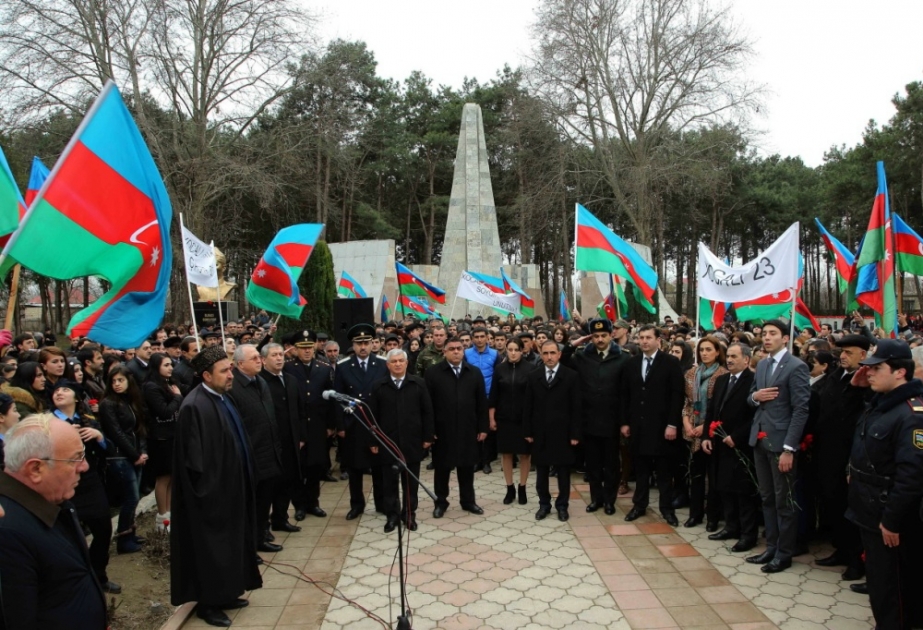 Ağcabədidə keçirilən yürüşdə Ermənistanın işğalçılıq siyasətini, erməni faşizmini pisləyən şüarlar səsləndirilib