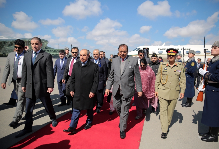 Präsident von Pakistan ist zu einem Staatsbesuch in Aserbaidschan angekommen