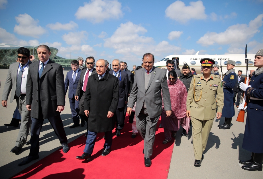 الرئيس الباكستاني يصل في زيارة رسمية لأذربيجان