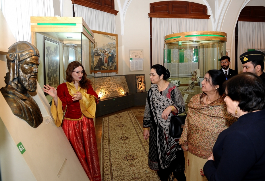 First Lady von Pakistan Mehmooda Mamnoon das Nationale Museum für Geschichte Aserbaidschans besucht