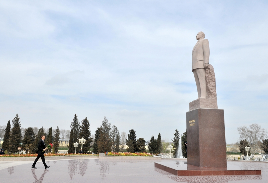 Prezident İlham Əliyevin Bərdəyə səfəriÜmummilli Liderin abidəsini ziyarət VİDEO