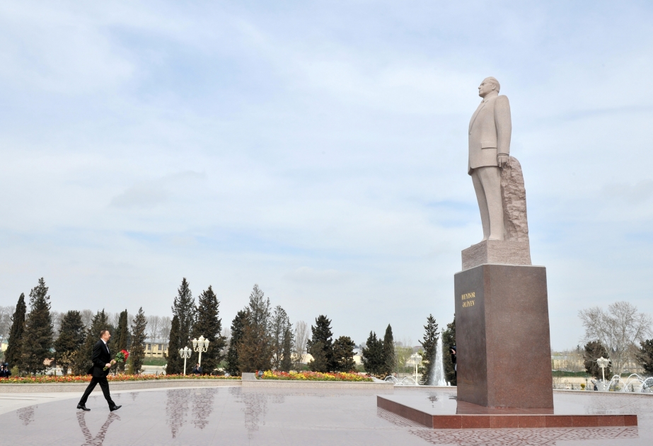 President Ilham Aliyev visited a statue of national leader Heydar Aliyev in Barda VIDEO