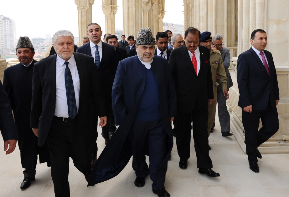 الرئيس الباكستاني يتفقد مسجد حيدر بباكو