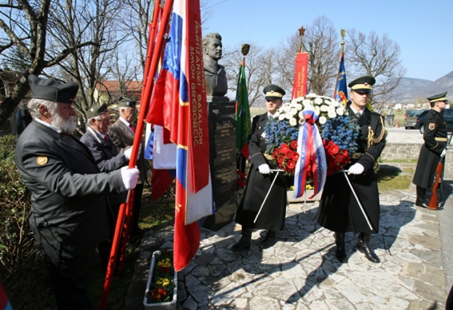 Müdafiə naziri Mehdi Hüseynzadənin məzarını ziyarət edib