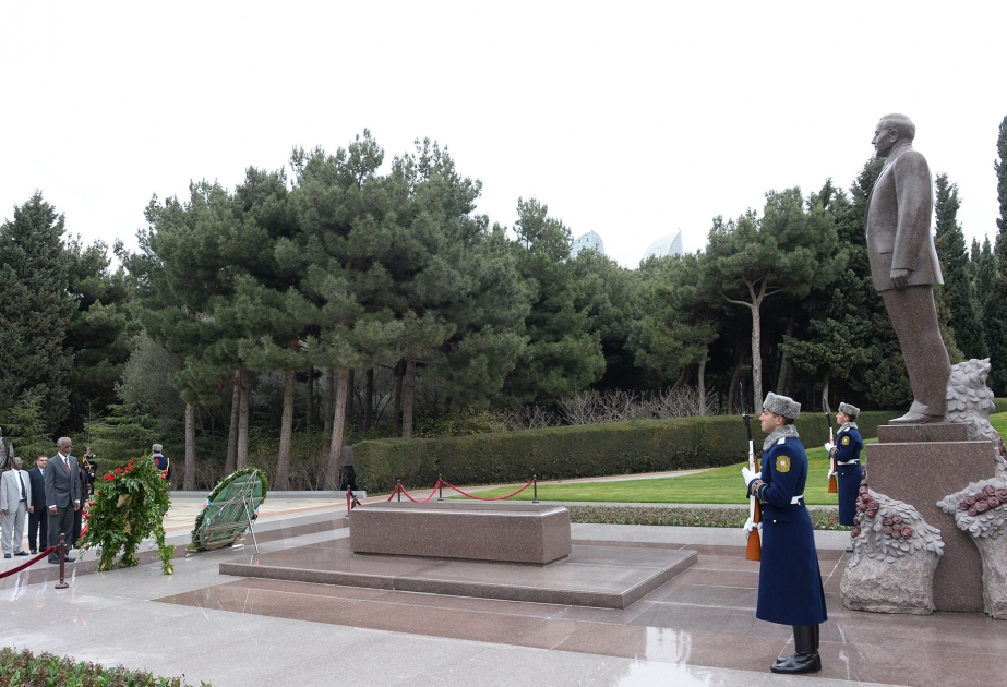 Sudanese Foreign Minister pays respect to national leader Heydar Aliyev and Azerbaijani heroes