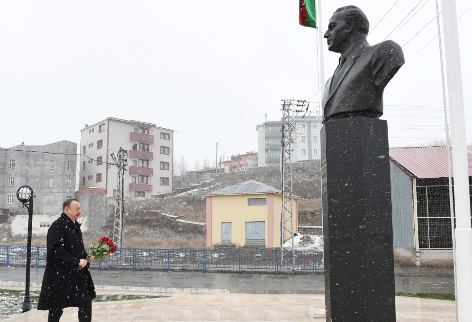 President Ilham Aliyev visited a statue of national leader Heydar Aliyev in Kars VIDEO