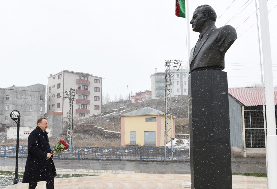 Besuch des Denkmals von großem Leader Heydar Aliyev in Kars VIDEO