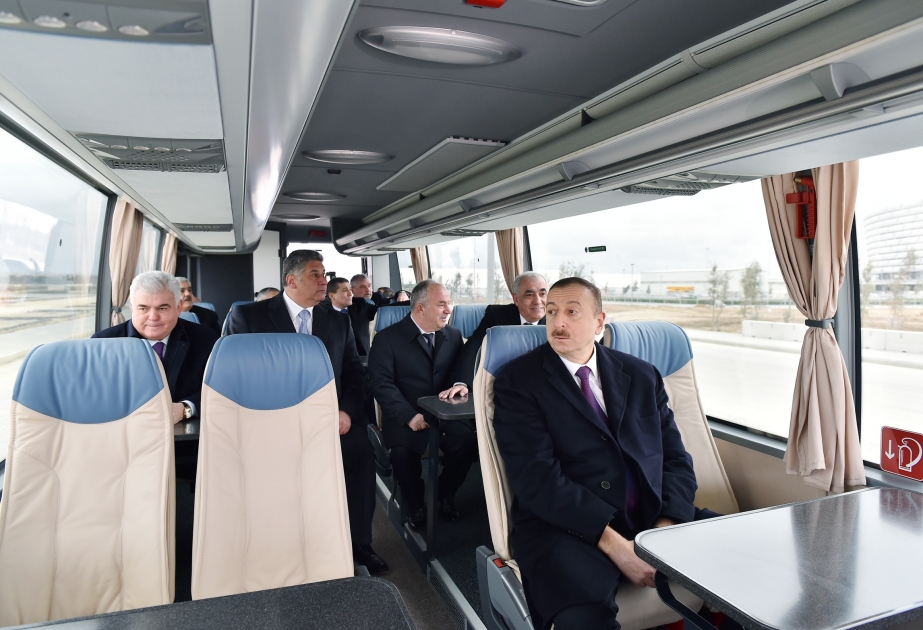 Le président Ilham Aliyev s’est familiarisé avec la construction de l’infrastructure de transport routier autour du Stade olympique de Bakou VIDEO