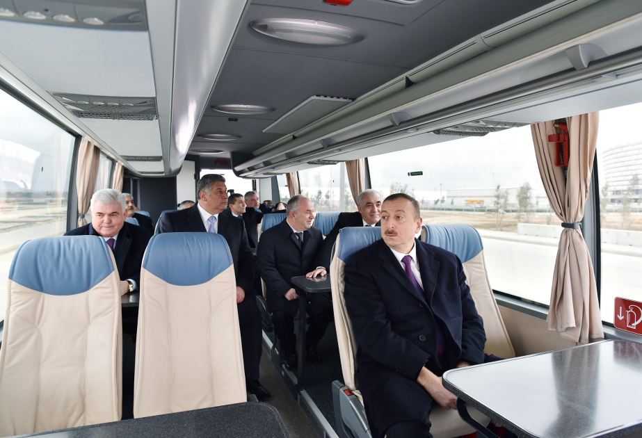 Präsident Ilham Aliyev inspiziert den laufenden Bauarbeiten der Straßen- und Verkehrsinfrastruktur rund um das Baku Olympiastadion VIDEO