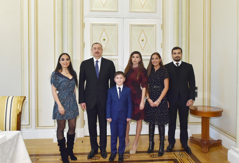 Treffen des Präsidenten Ilham Aliyev mit dem elfjährigen Bewohner der Stadt Ganja Umid Habibov VIDEO