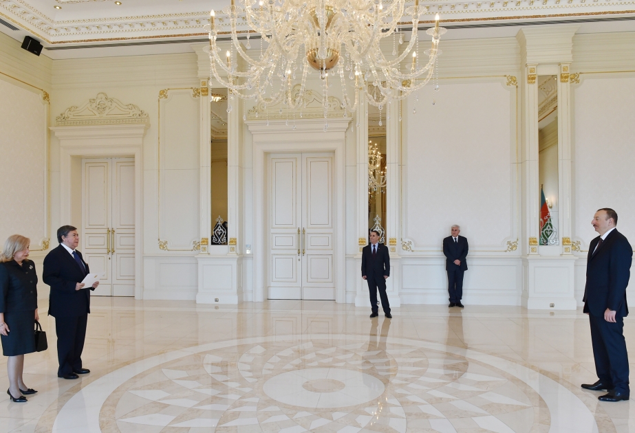 Präsident von Aserbaidschan Ilham Aliyev hat den neuen Botschafter von Peru zur Entgegennahme des Beglaubigungsschreibens empfangen VIDEO