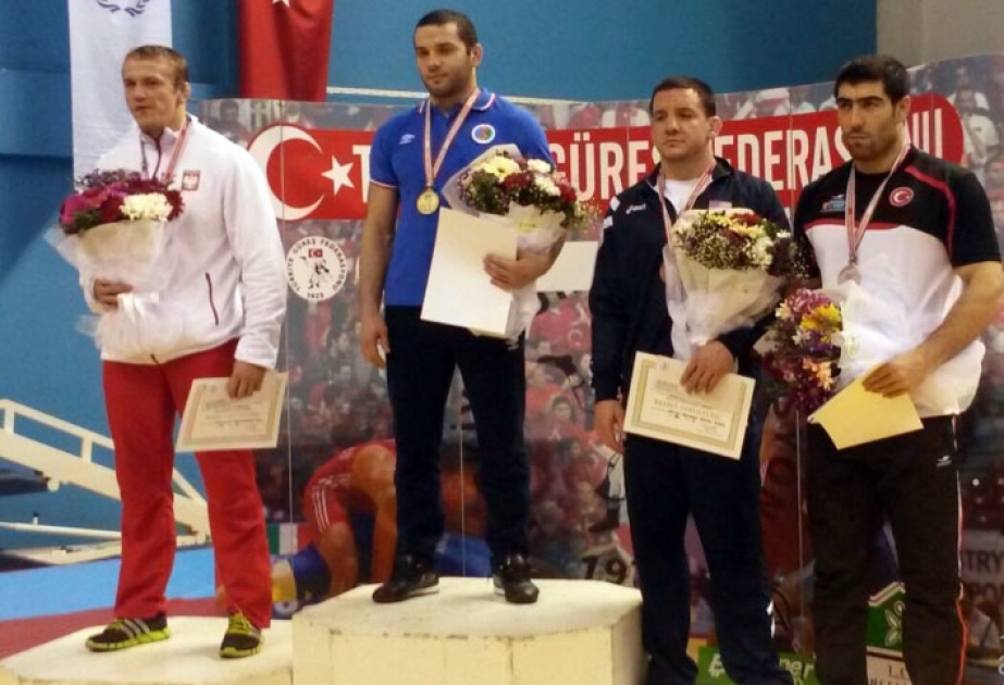 Des lutteurs azerbaîdjanais terminent un tournoi international par trois médailles