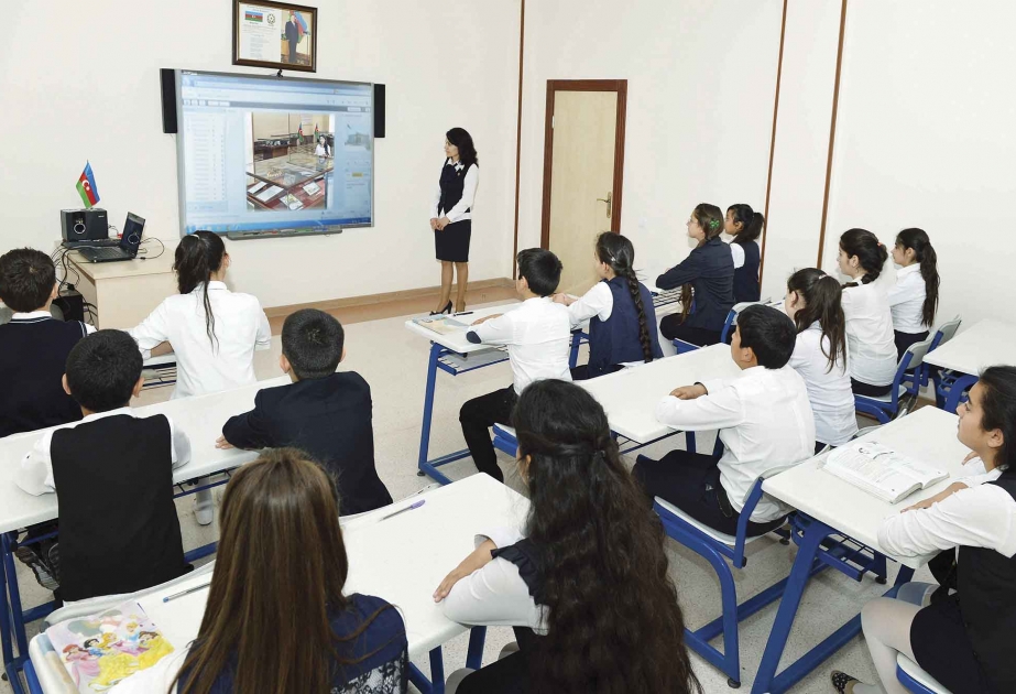 Muxtar respublikanın 221 məktəbində videobağlantı vasitəsilə açıq dərs keçirilib