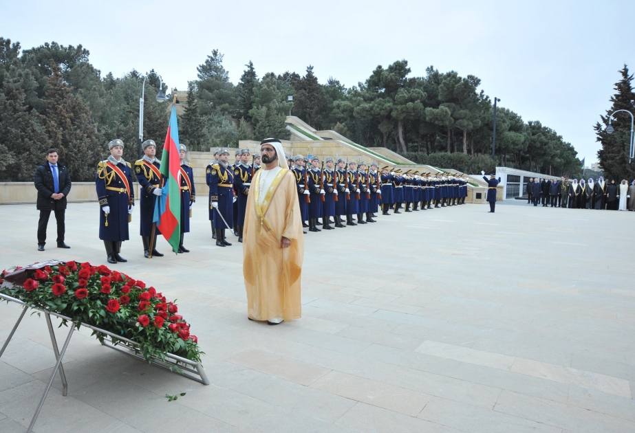 نائب الرئيس الإماراتي رئيس الوزراء حاكم دبي يزور مقبرة الشهداء في باكو