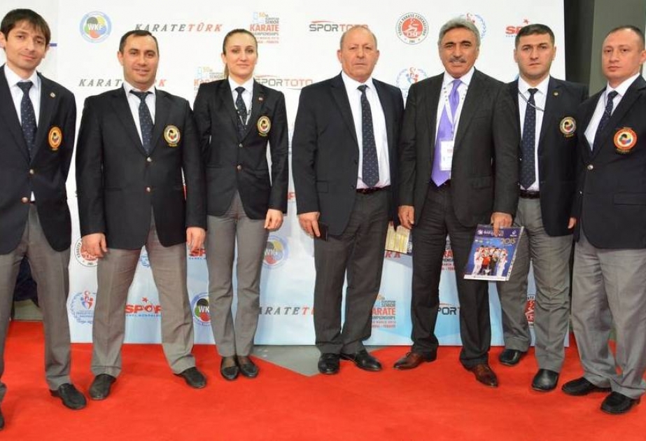 Судьи каратэ. Судьи ВКФ каратэ форма. Одежда судей по карате WKF. Судейская форма каратэ WKF. Судья по каратэ.