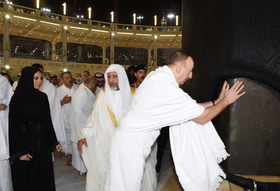 الرئيس الاذربيجاني يؤدي مناسك العمرة