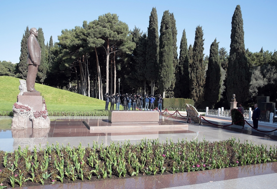 Director-General of Cameroon’s Customs Department pays respect to national leader Heydar Aliyev and Azerbaijani heroes