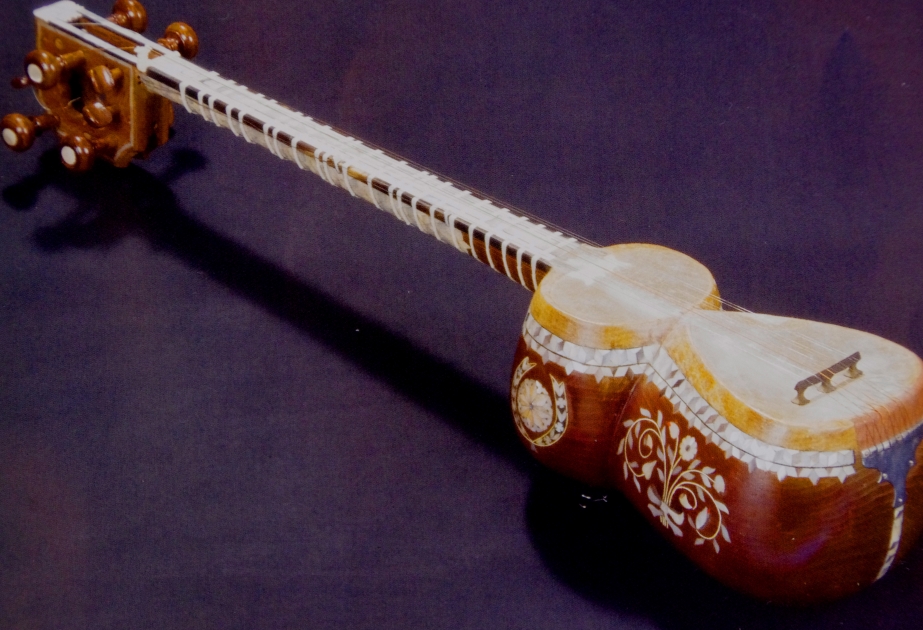 Uzbek portals write about ancient Azerbaijani music instrument Tar