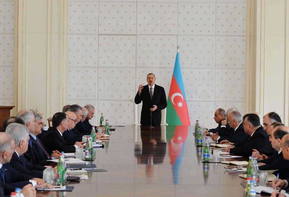 Unter dem Vorsitz des Präsidenten von Aserbaidschan Ilham Aliyev hat eine Sitzung des Kabinetts der Minister gewidmet den Ergebnissen von sozialökonomischer Entwicklung des ersten Vierteljahres 2015 stattgefunden VIDEO