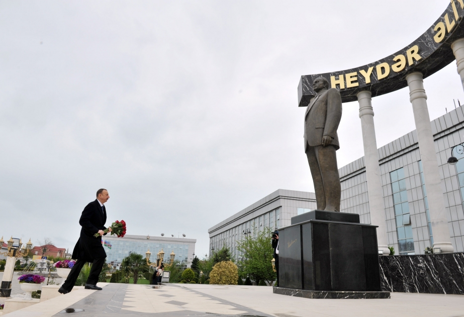 Le président Ilham Aliyev a rendu hommage à la mémoire du dirigeant historique Heydar Aliyev VIDEO