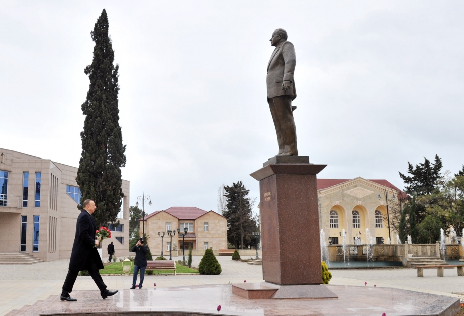 Aserbaidschans Präsident Ilham Aliyev hat im Rayon Astara das Denkmal des Nationalleaders Heydar Aliyev besucht VIDEO