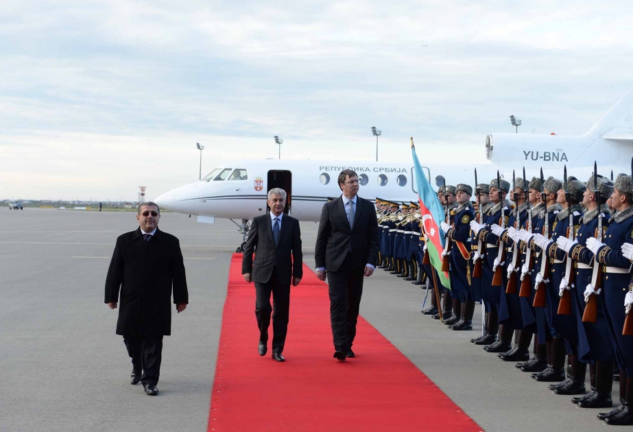 Ministerpräsident von Serbien Aleksandar Vučić ist zu einem Staatsbesuch in Aserbaidschan angekommen