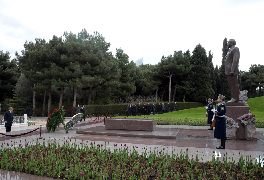رئيس جمهورية تتارستان يزور ضريح حيدر علييف