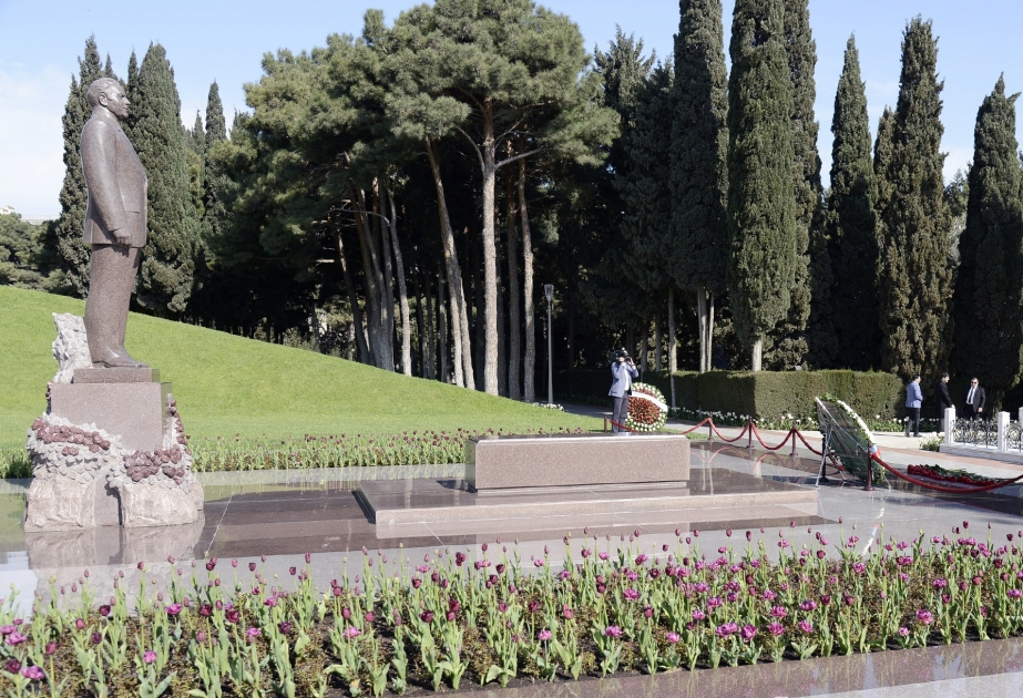 Une délégation iranienne visite la tombe du leader national Heydar Aliyev et l’Allée des Patriotes