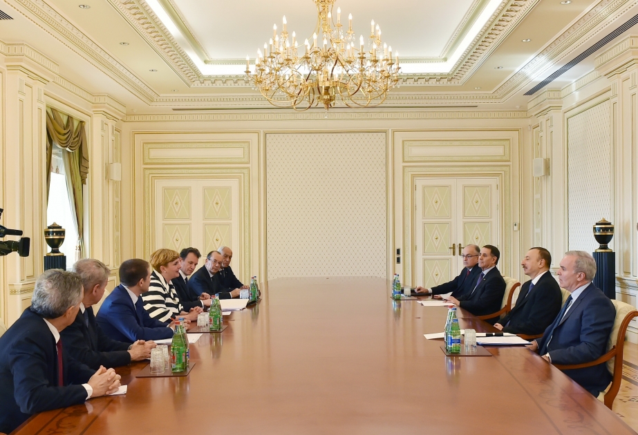 Президент Азербайджана Ильхам Алиев принял делегацию во главе с министром экономического развития Италии ВИДЕО