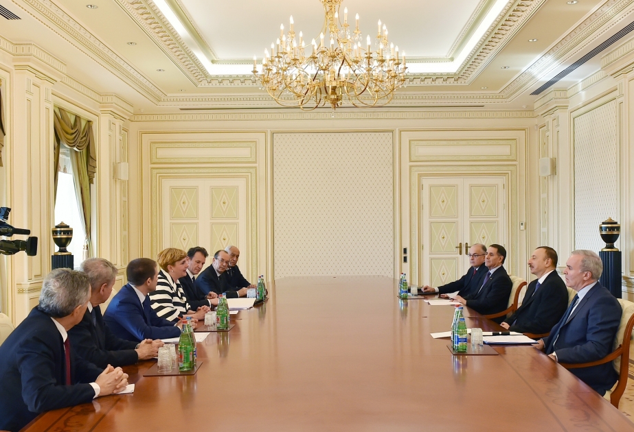 Aserbaidschans Präsident Ilham Aliyev hat eine Delegation um die Ministerin für wirtschaftliche Entwicklung Italiens empfangen VIDEO