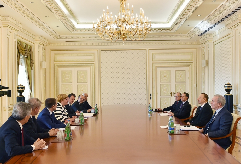 伊利哈姆·阿利耶夫总统接见以意大利经济发展部长为首的代表团