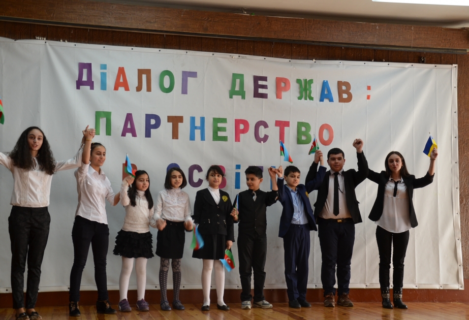 Стихи Великого Кобзаря на азербайджанском языке,а Самеда Вургуна на украинском звучали в киевской школе