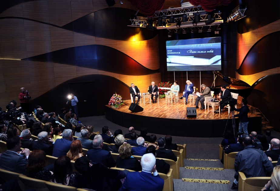 “Bakılı oğlanlar” komandasının əfsanəvi kapitanının kitablarının təqdimat mərasimi olub