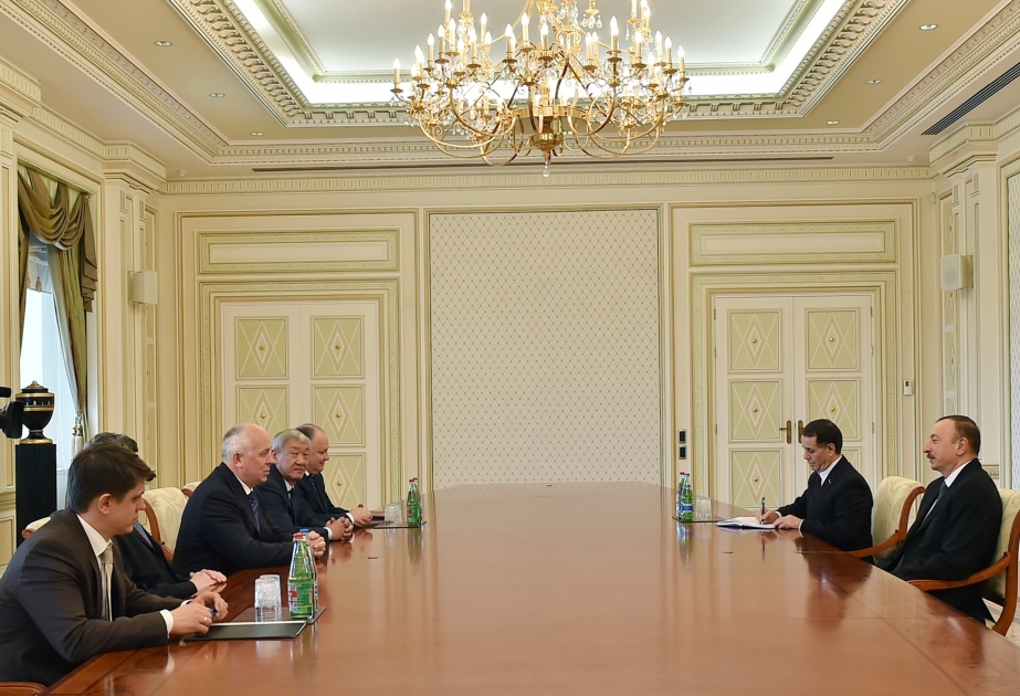 Präsident von Aserbaidschan Ilham Aliyev hat eine Delegation um den Generaldirektor der Staatlichen Gesellschaft „Rostech“ Sergey Tschemezov empfangen VIDEO