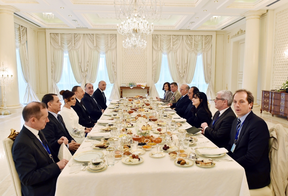 Le président Ilham Aliyev et le président François Hollande ont pris leur petit déjeuner ensemble VIDEO